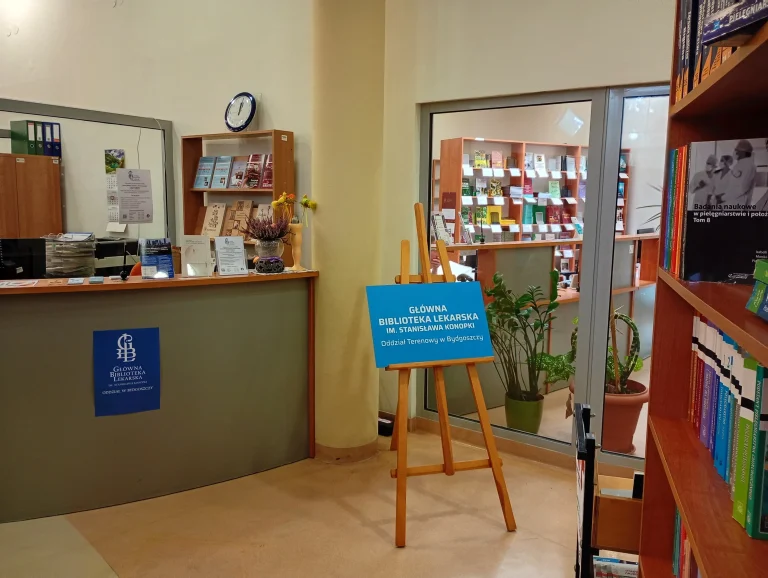 Wnętrze Oddziału GBL w Bydgoszczy. Lada biblioteczna i regały z książkami.