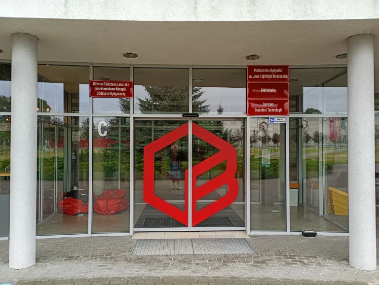 Wejście do budynku Politechniki Bydgoskiej