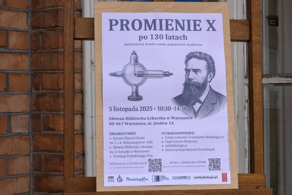 Plakat hybrydowej konferencji popularno-naukowej „PROMIENIE X po 130 latach” z portretem Wilhelma Röntgena i rysunkiem lampy katodowej. Termin: 5 listopada 2025, godz. 10:30–14:30. Miejsce: Główna Biblioteka Lekarska, ul. Jazdów 1A w Warszawie oraz platforma ZOOM.