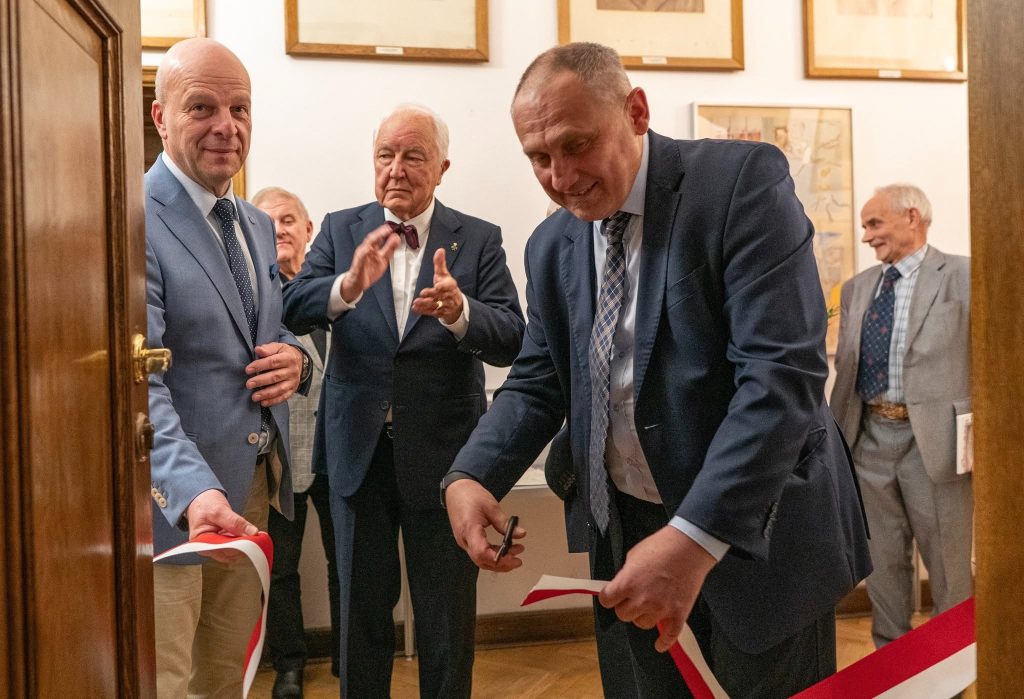 Dyrektor GBL przecina wstęgę.