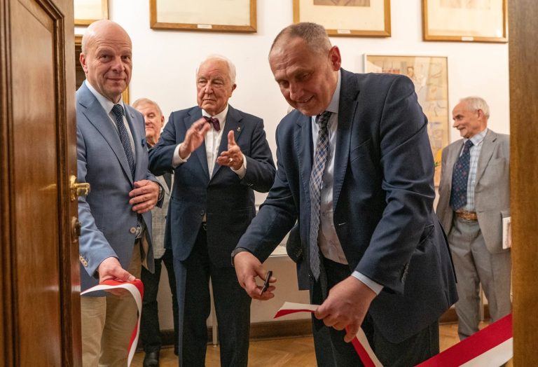 Dyrektor GBL przecina wstęgę.