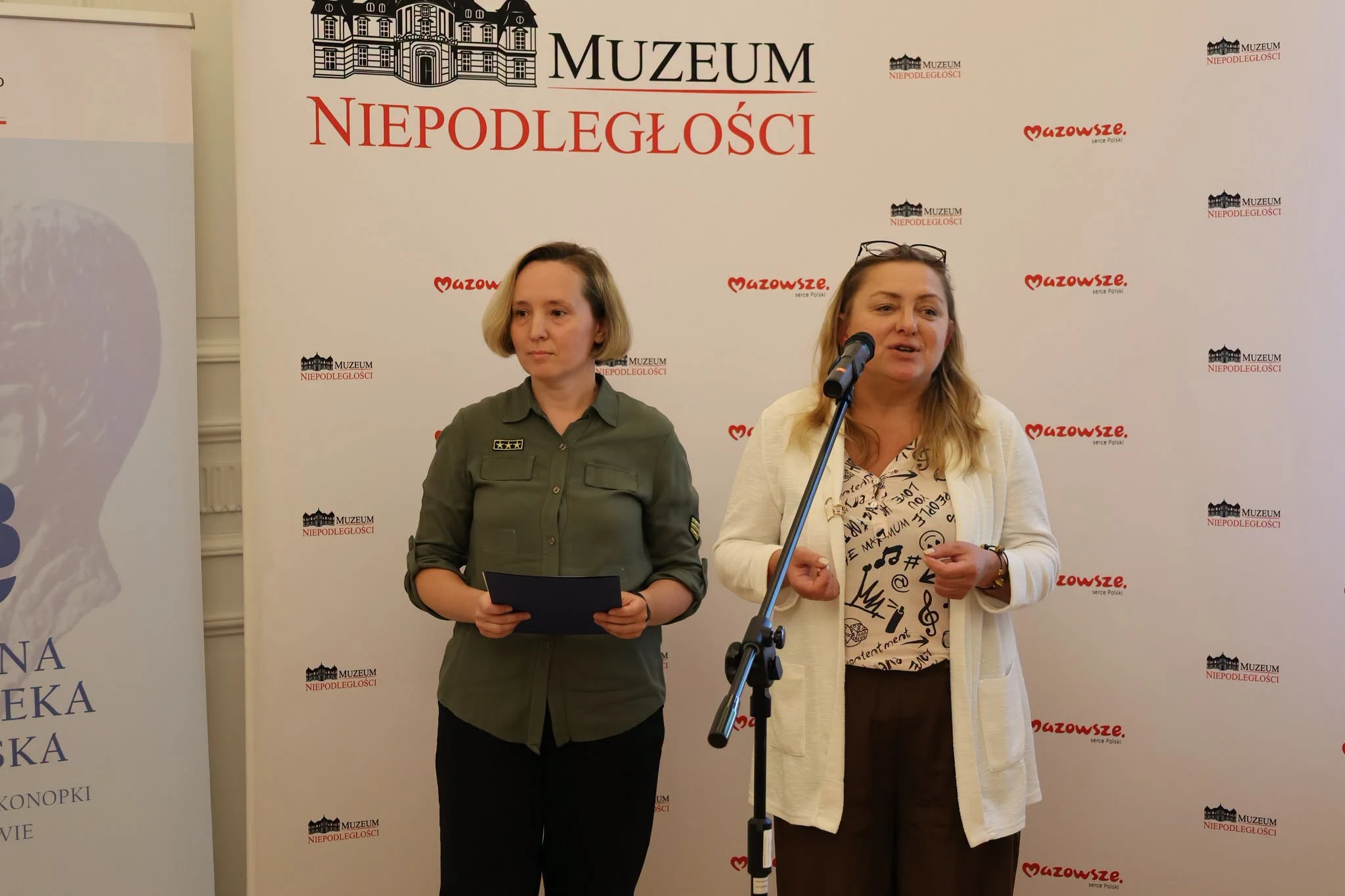 Larysa Witkowska i Katarzyna Słojkowska przemawiają.