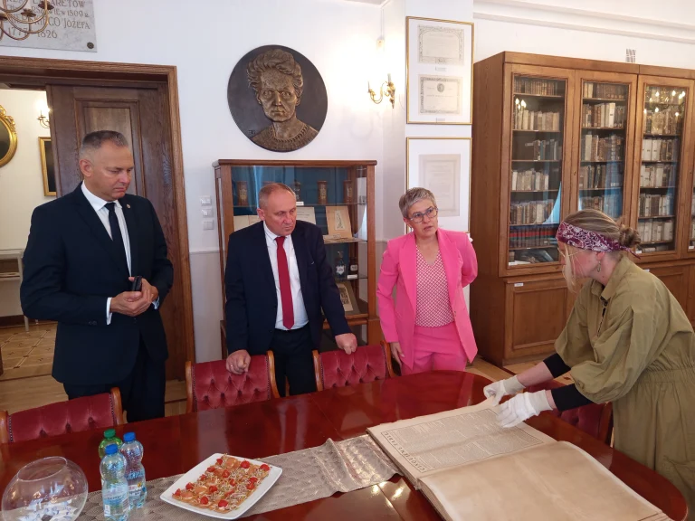 Pracownicy GBL prezentują Podsekretarz Stanu zbiory GBL.