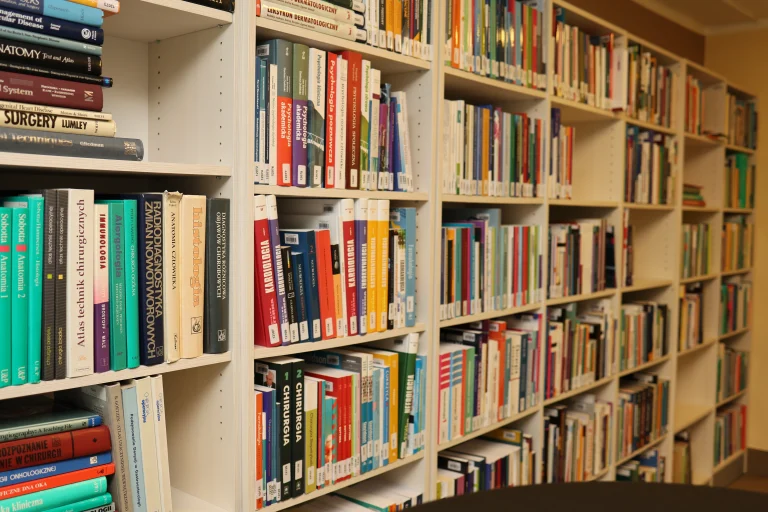 Regały biblioteczne wypełnione książkami.