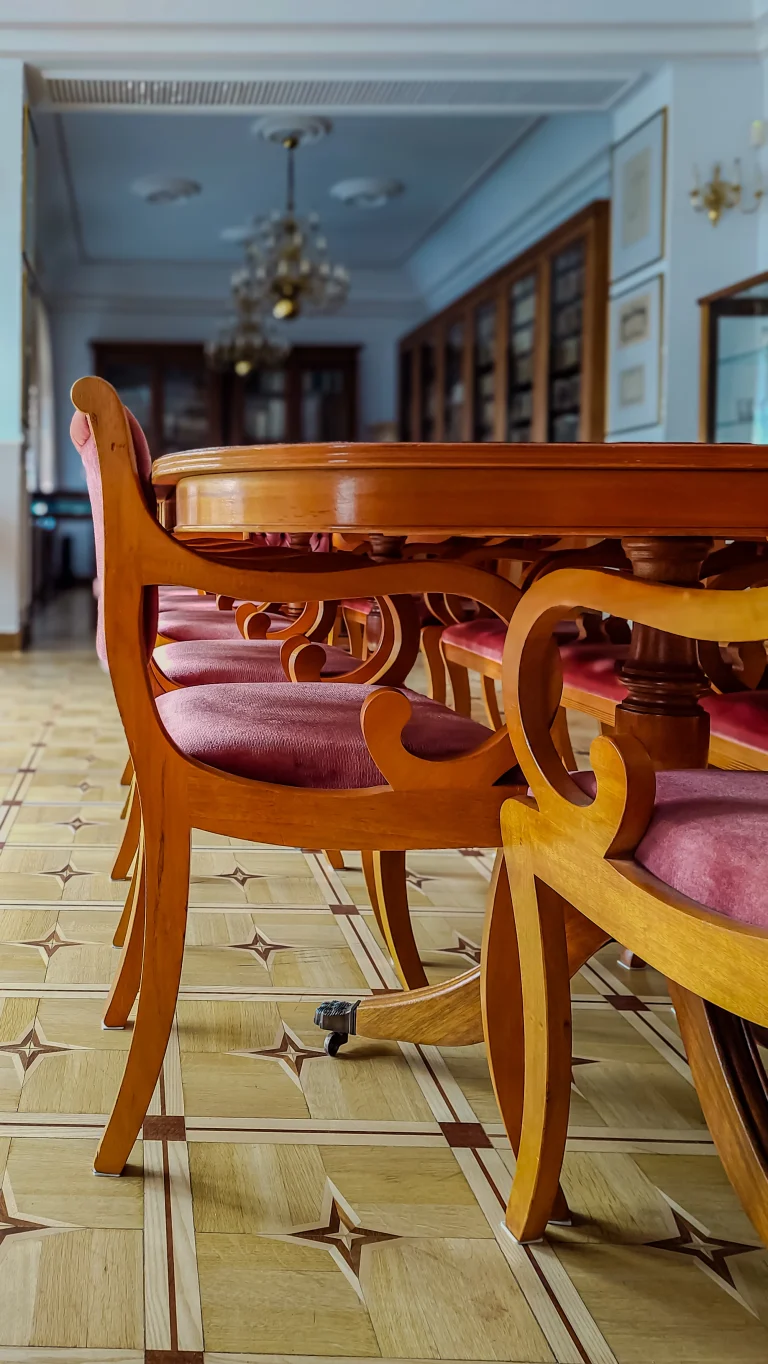 Stół i krzesła w klasycznym stylu.