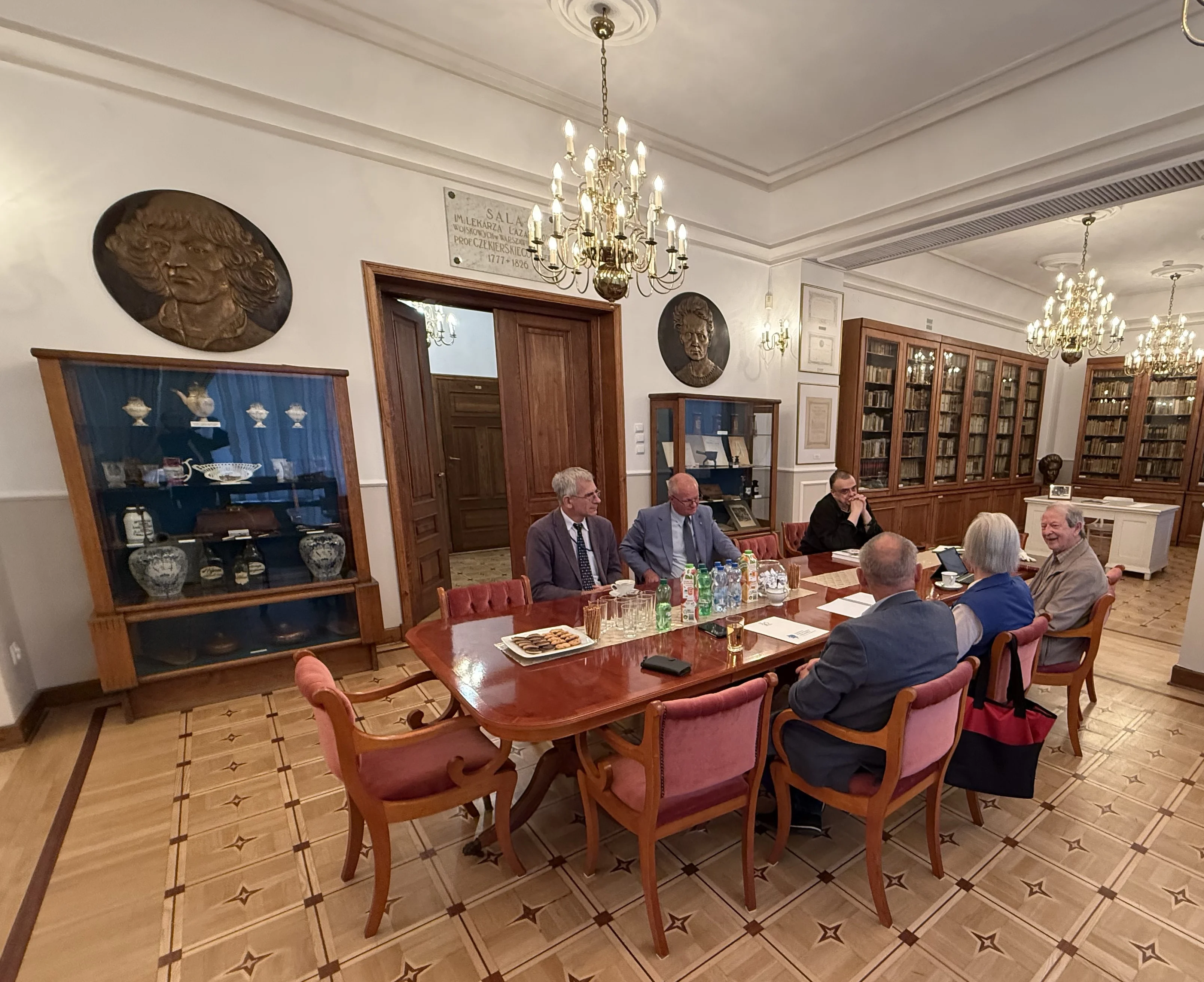 Ludzie siedzą przy stole.