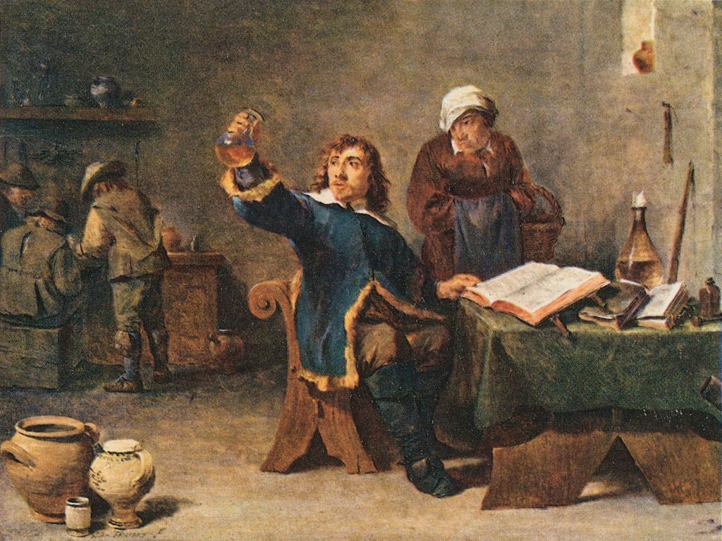 Klasyczny obraz malarski przedstawiający scenę we wnętrzu o surowym, rustykalnym wyglądzie. Na pierwszym planie siedzi mężczyzna w niebieskim kaftanie, który unosi do światła szklaną kolbę z bursztynowym płynem, a na stole obok niego leży duża, otwarta księga. Za nim stoi kobieta w czepku, z koszem na ramieniu, a w tle widać inne postaci zajęte pracą przy palenisku.