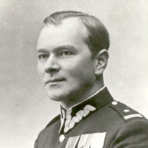 Czarno-biały portret Stanisława Konopki ubranego w polski mundur wojskowy z przypiętymi odznaczeniami i medalami.