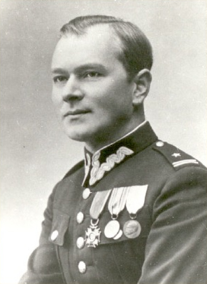 Czarno-biały portret Stanisława Konopki ubranego w polski mundur wojskowy z przypiętymi odznaczeniami i medalami.