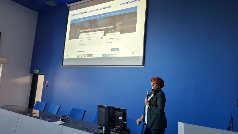 Maria Lipińska prezentuje na slajdach stronę Polskiej Bibliografii Lekarskiej.