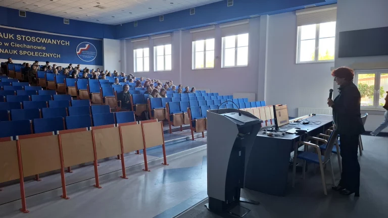 Kierownik Oddziału Ciechanowskiego GBL - Maria Lipińska - przemawia do studentów na sali.