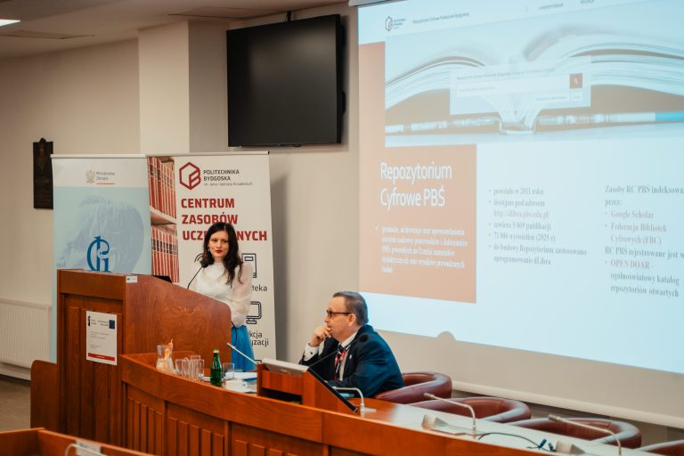 Kobieta stojąca przy mównicy podczas prezentacji o Repozytorium Cyfrowym na tle wyświetlanego slajdu i bannerów informacyjnych.