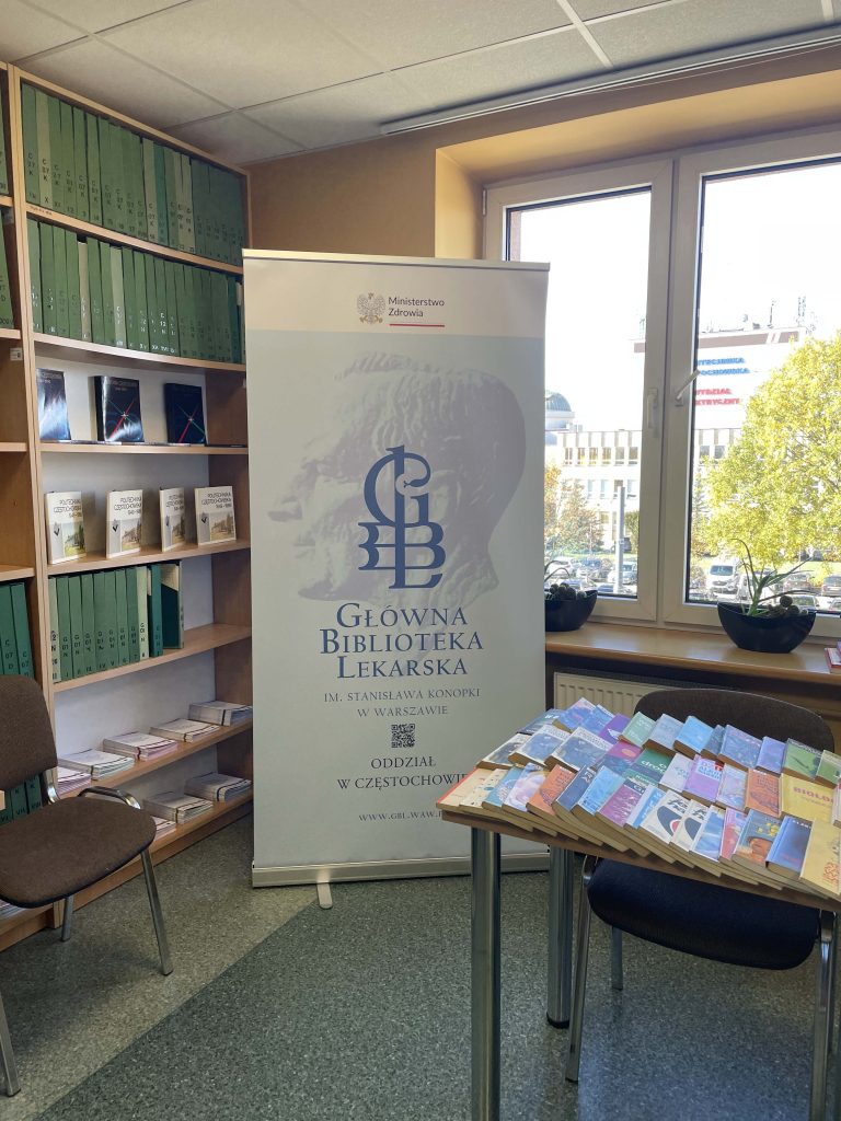 Stoisko z książkami z drugiego obiegu oraz roll-upem promującym Główną Bibliotekę Lekarską w Częstochowie podczas akcji Książkobranie