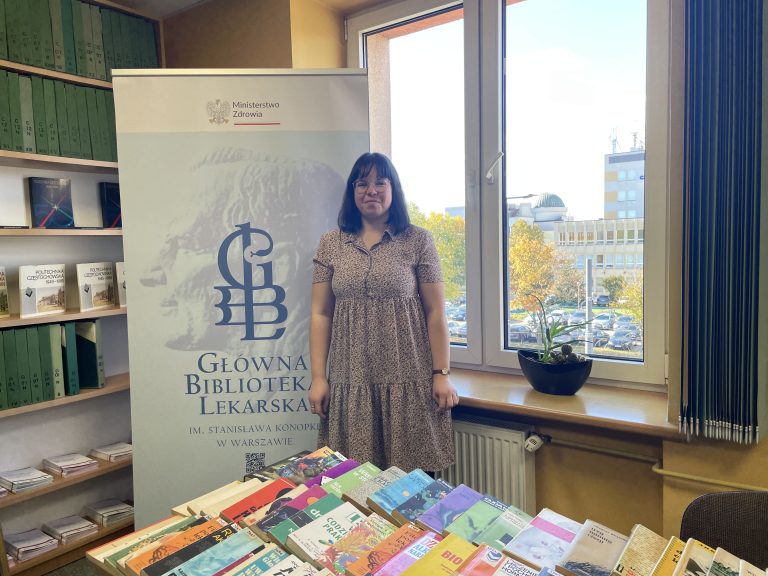 Przedstawicielka Głównej Biblioteki Lekarskiej Oddział w Częstochowie przy stoisku z książkami