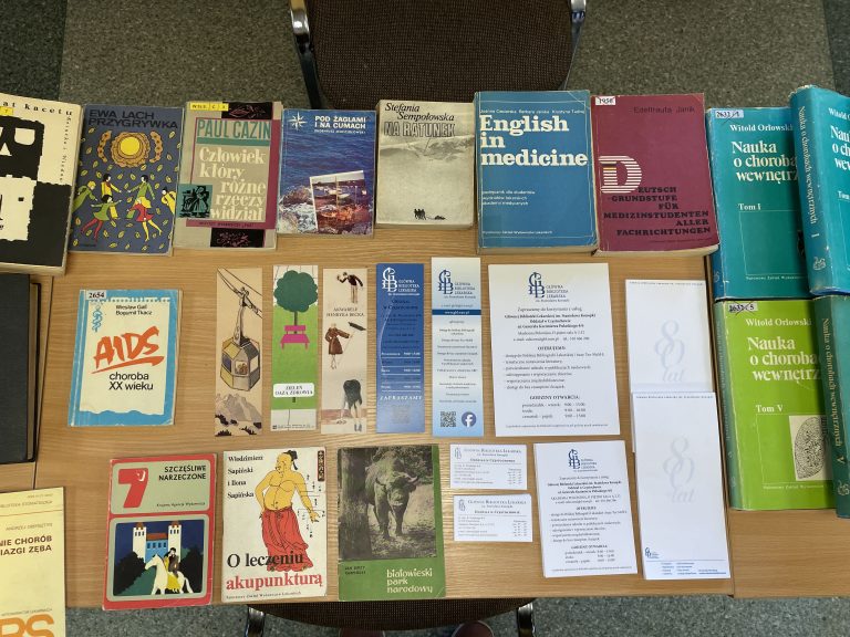 Zbiór książek medycznych, beletrystyki i ulotek informacyjnych przygotowanych przez Główną Bibliotekę Lekarską Oddział w Częstochowie na wydarzenie Książkobranie