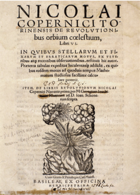 Strona tytułowa historycznego wydania dzieła Mikołaja Kopernika „De revolutionibus orbium coelestium”. Na pożółkłym papierze widnieje łaciński tekst tytułowy, a w dolnej części znajduje się rycina przedstawiająca dwie dłonie wyłaniające się z chmur, które uderzają młotem w skałę, krzesząc iskry. Z boku karty widoczne są drobne, odręczne zapiski.